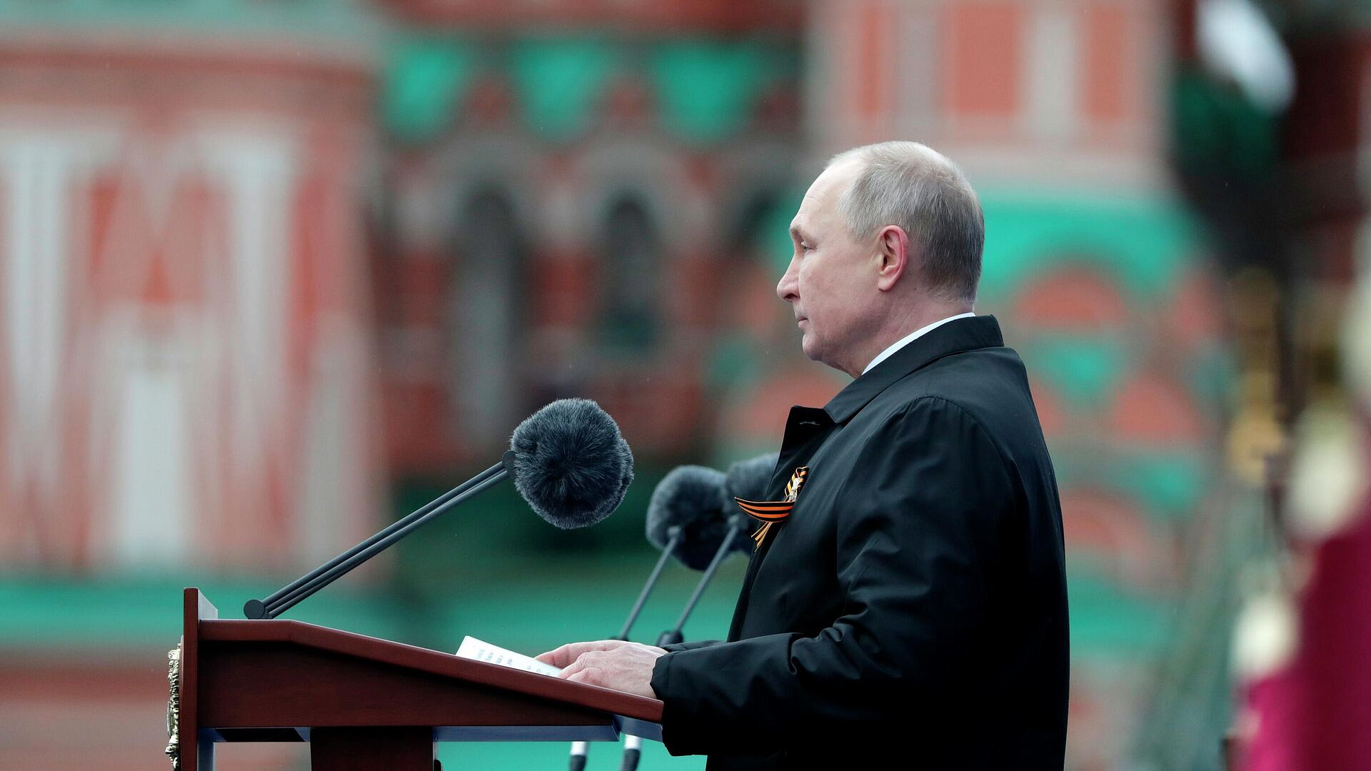 Путин смотрит парад рядом с ветераном ВОВ и героем СВО