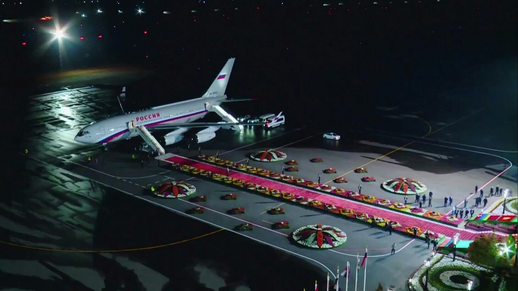 Путина в Душанбе встретили ковром из цветов и почетным караулом