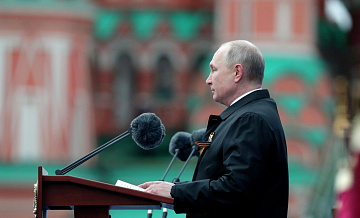 Путин смотрит парад рядом с ветераном ВОВ и героем СВО