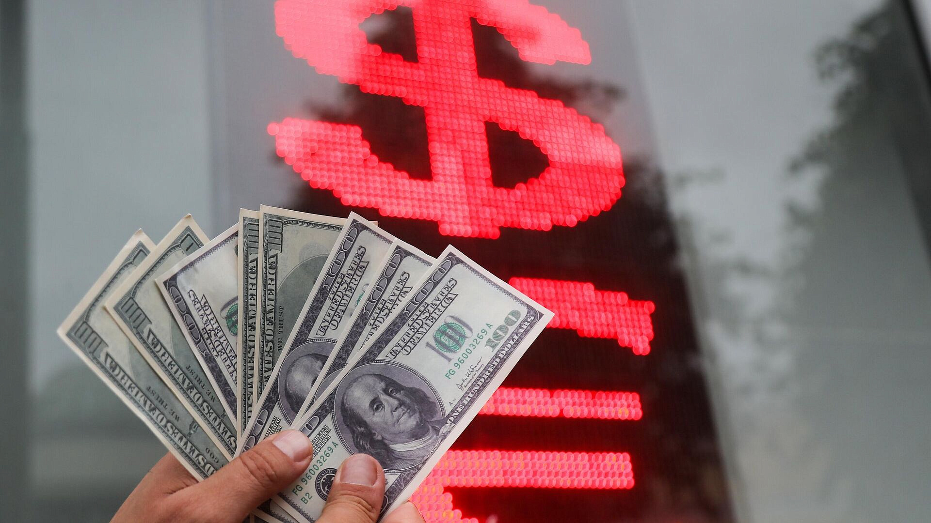 В Госдуме объяснили резкий рост курса доллара и евро