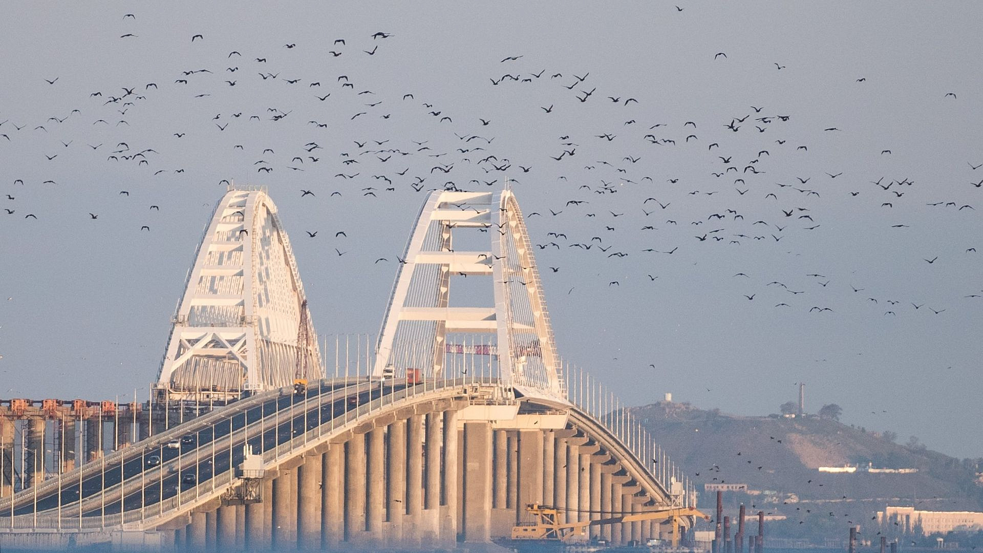 На Крымском мосту возобновили движение автотранспорта 