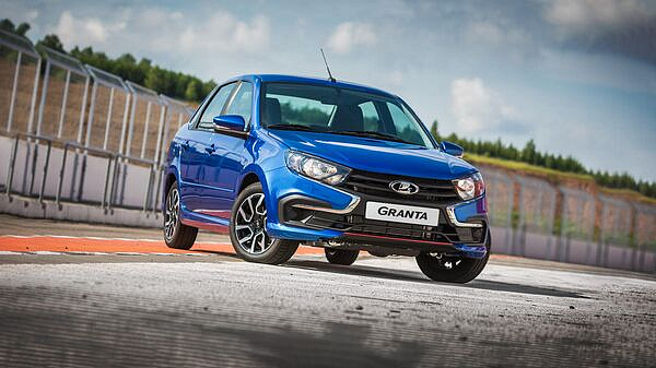 "АвтоВАЗ" возобновил производство Lada Granta с подушками безопасности
