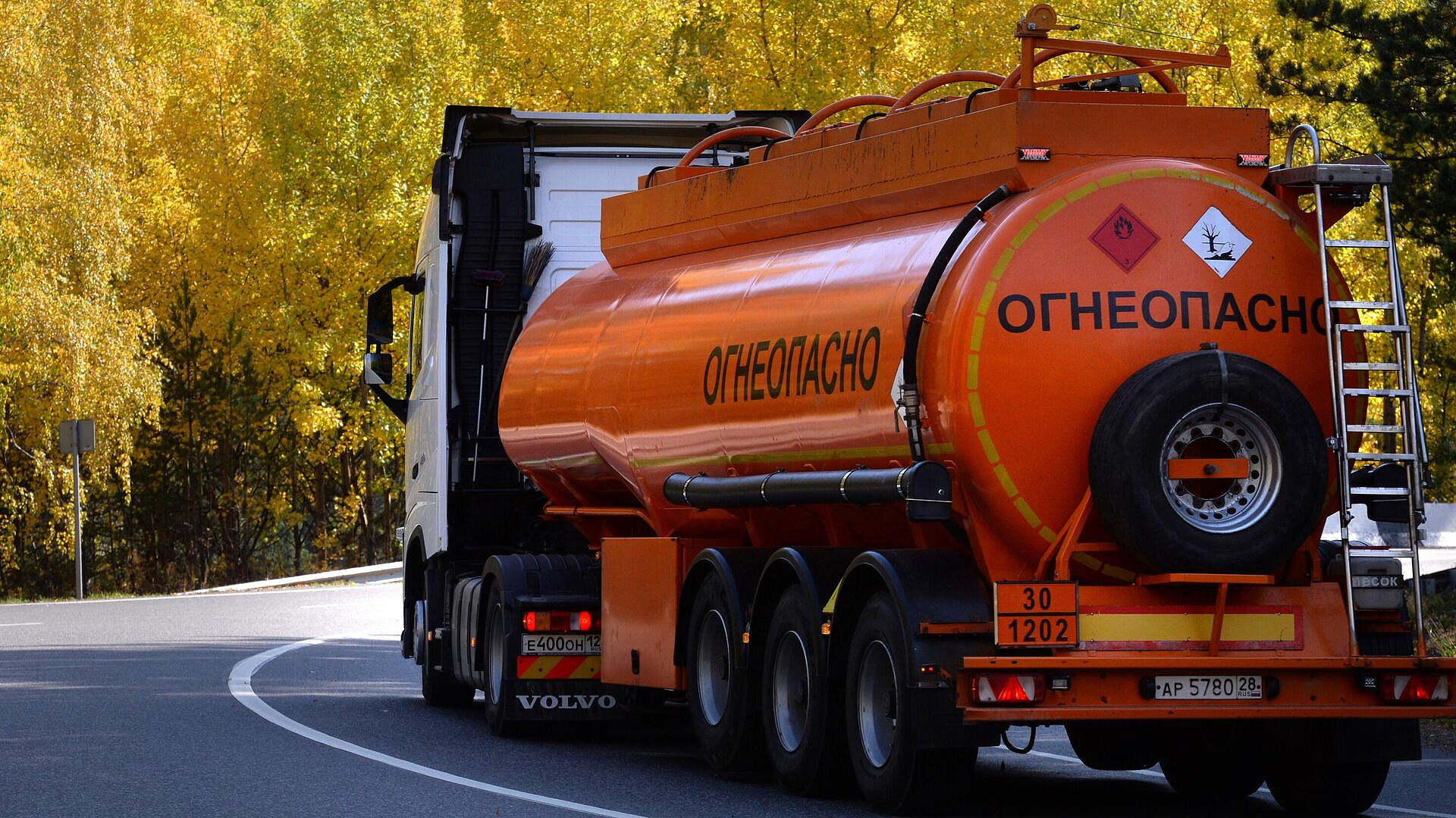 В Туве устраняют разлив дизельного топлива после опрокидывания бензовоза