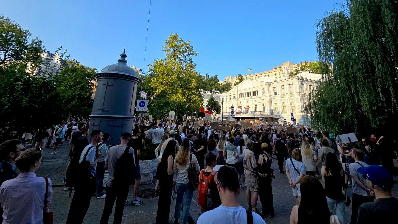 В Киеве шестой день продолжаются протесты против отставки министра обороны