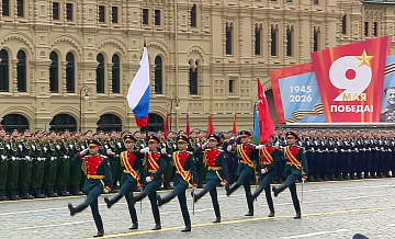 Ставшая Героем России за подвиг в зоне СВО смотрела парад рядом с Путиным