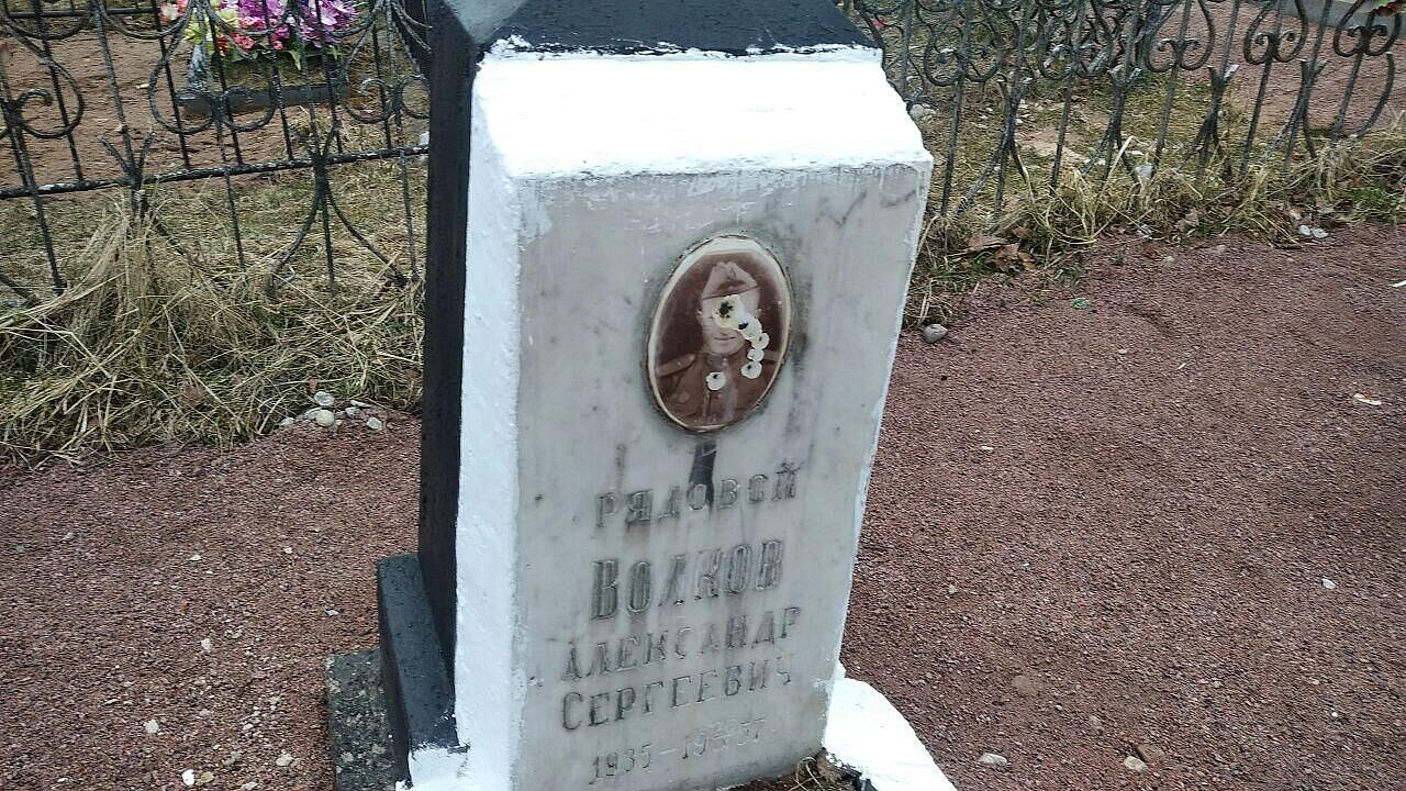 В Новгородской области вандалы повредили памятники на воинском кладбище