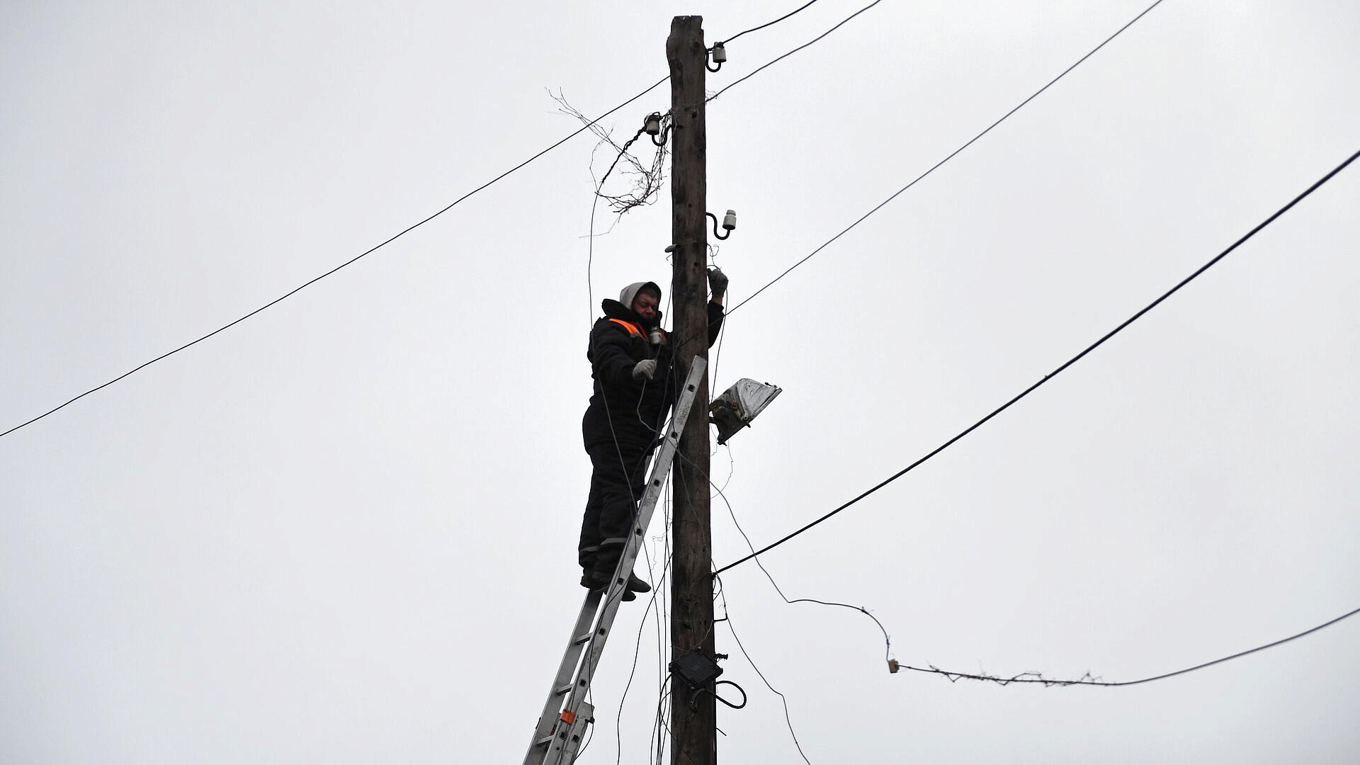 В Дагестане энергетики восстановили электроснабжение четырех горных районов