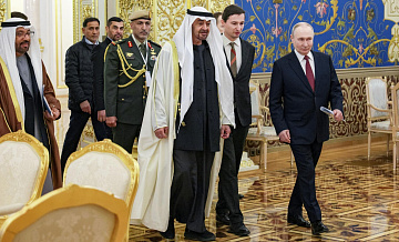 Президента ОАЭ угощают закусками во время официального завтрака с Путиным