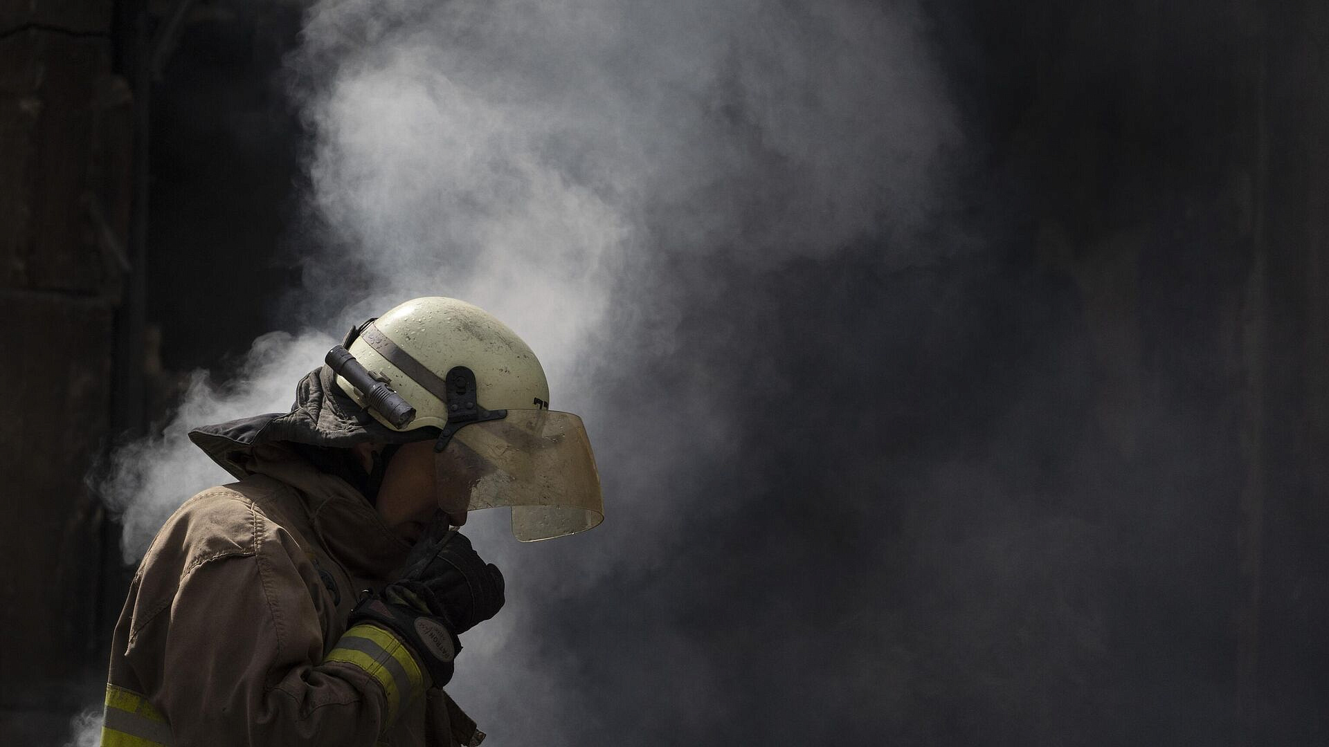 В Полтавской области загорелся промышленный объект после взрывов