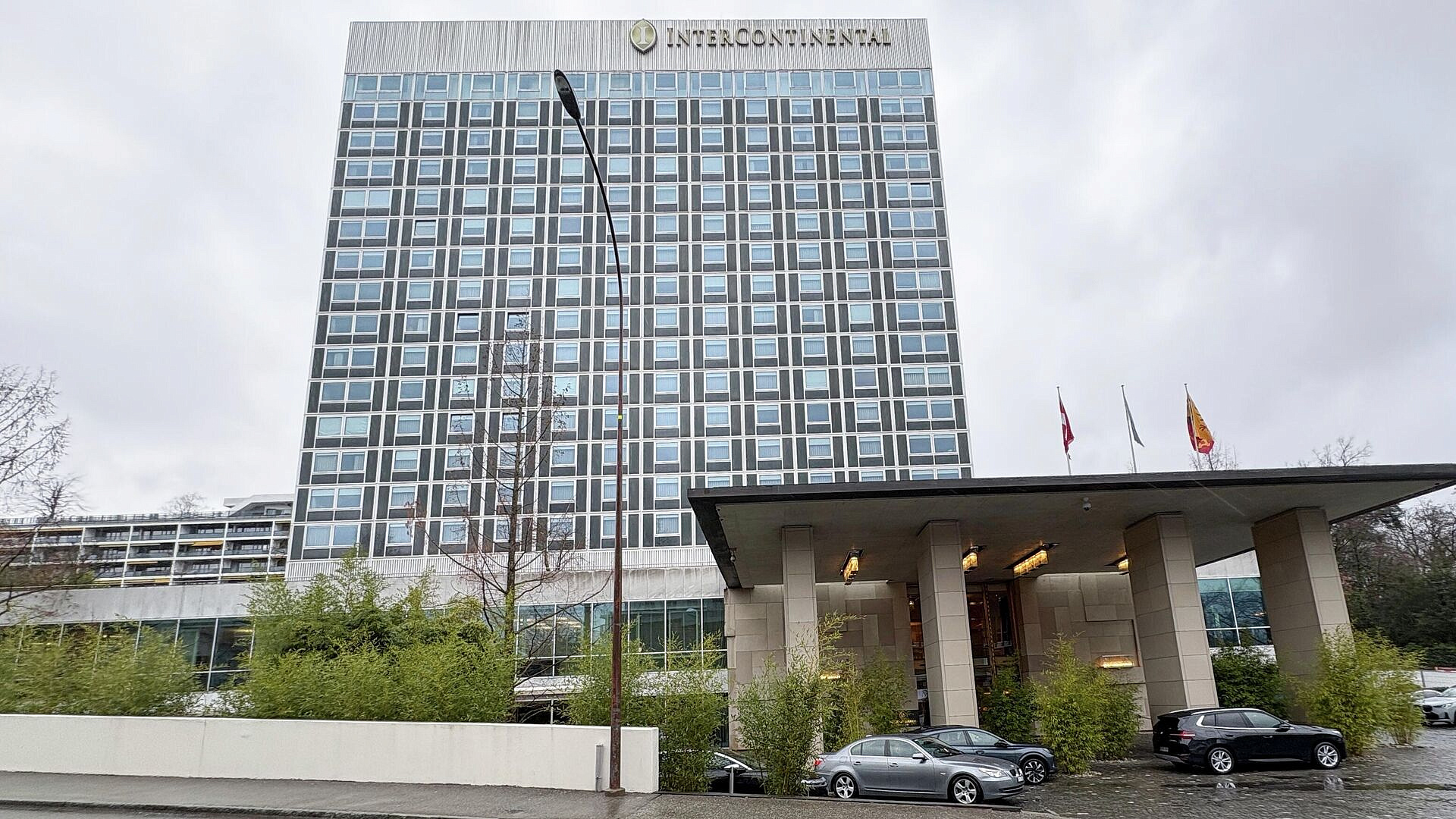В отеле InterContinental угостили кофе журналистов, которые ждут переговоры