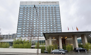 В отеле InterContinental угостили кофе журналистов, которые ждут переговоры