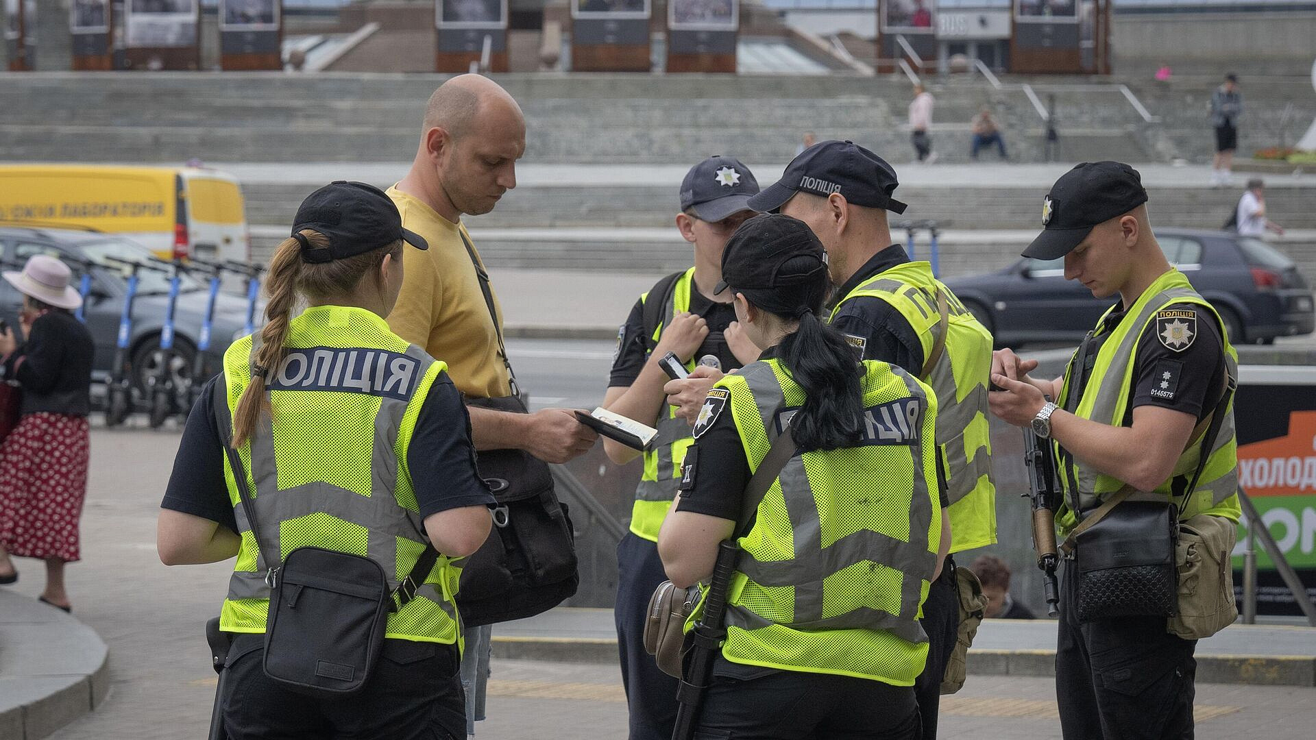 Украинцы начали устраивать бунты против сотрудников военкоматов