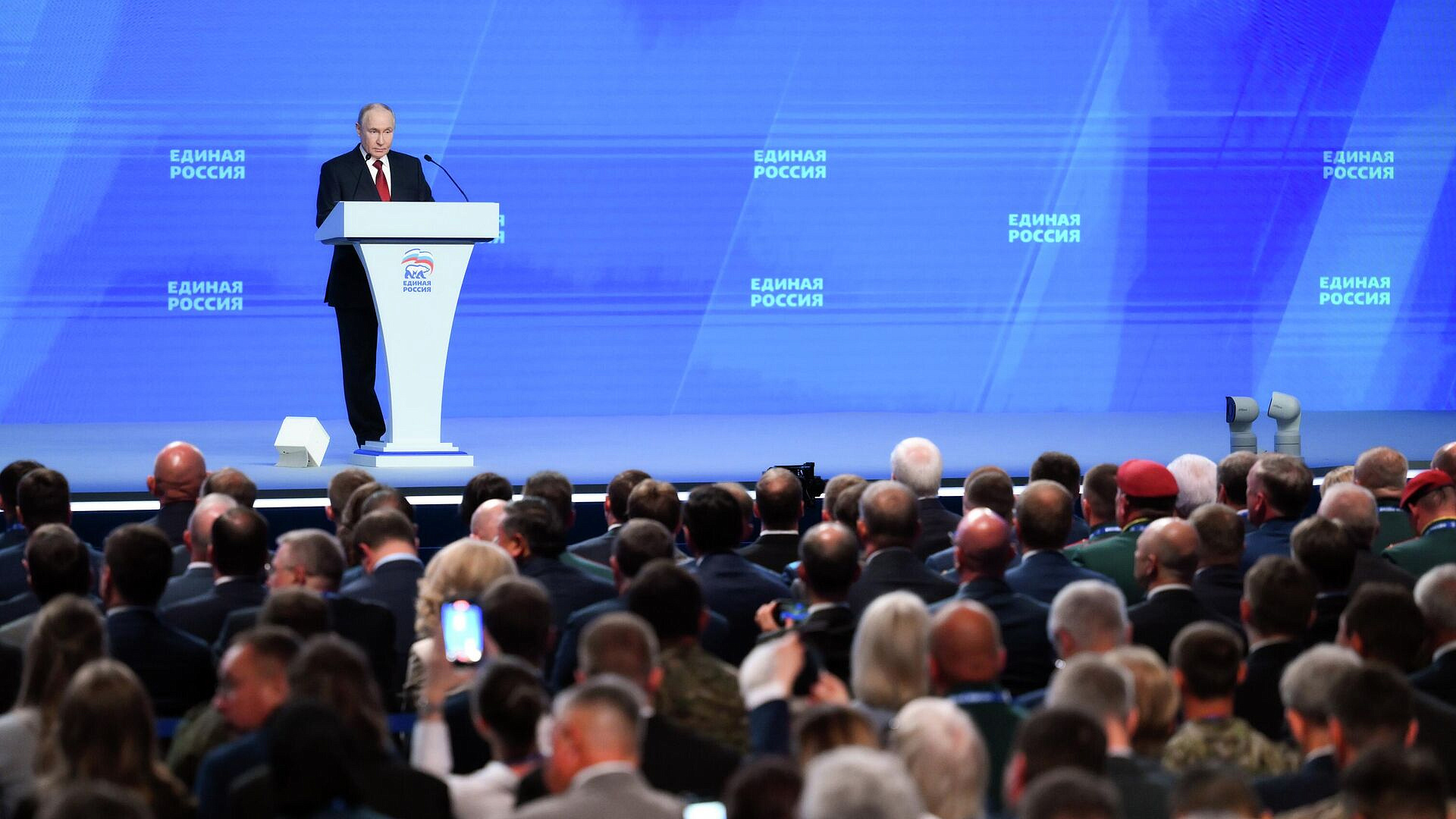 Путин отметил добрые отношения со всеми политическими партиями в Госдуме