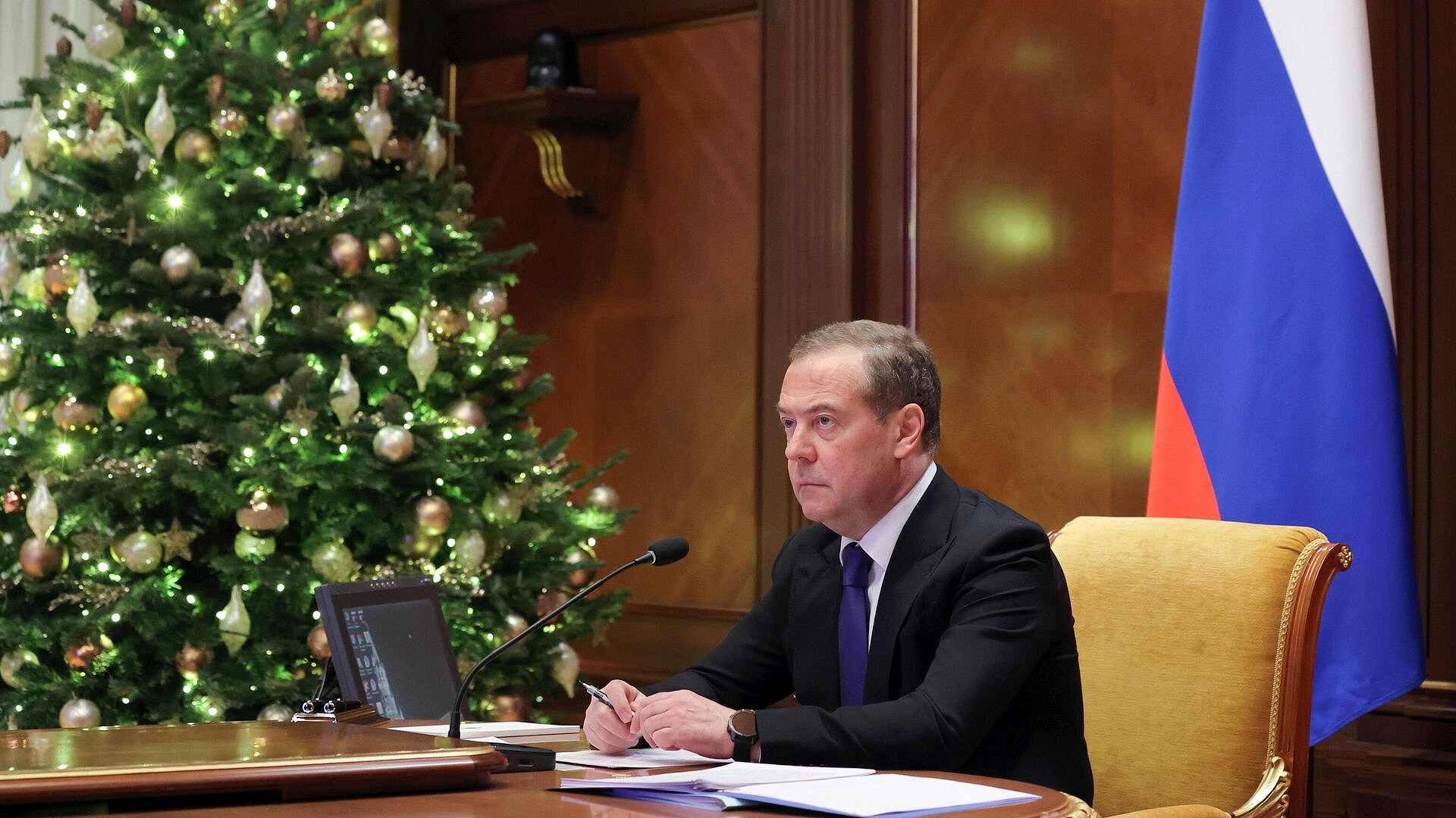 Медведев подарил шестикласснице из Херсонской области телескоп