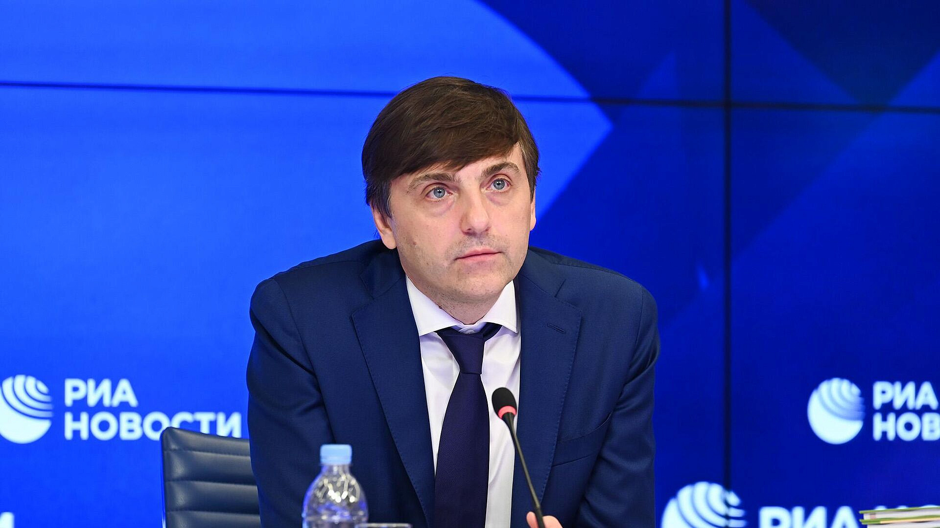 Число не преодолевших минимальный порог на ЕГЭ снижается, заявил Кравцов