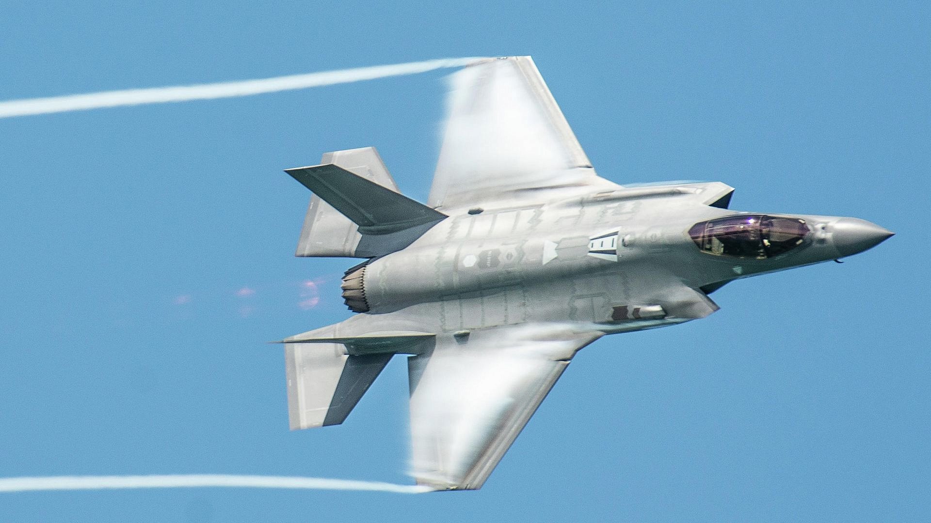 У границ Калининградской области заметили истребитель F-35A и самолет ДРЛО