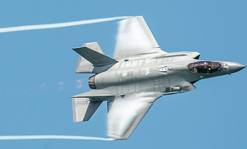 У границ Калининградской области заметили истребитель F-35A и самолет ДРЛО