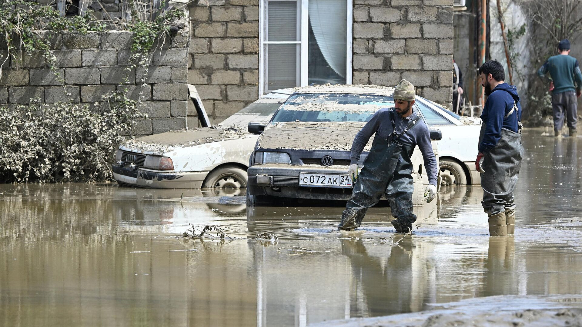 В Дагестане около 500 пострадавших от паводков получили первые выплаты