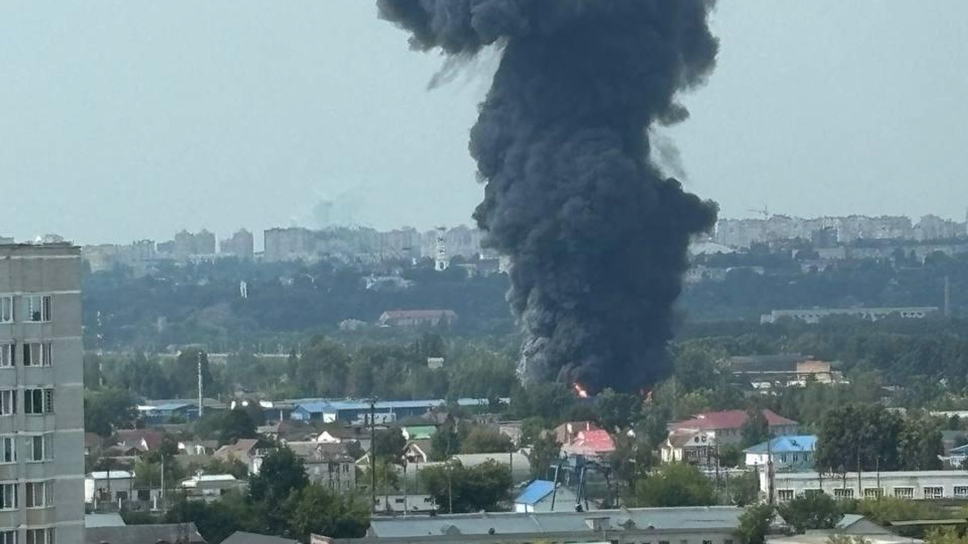 В Брянске при пожаре на складе пострадали четыре человека