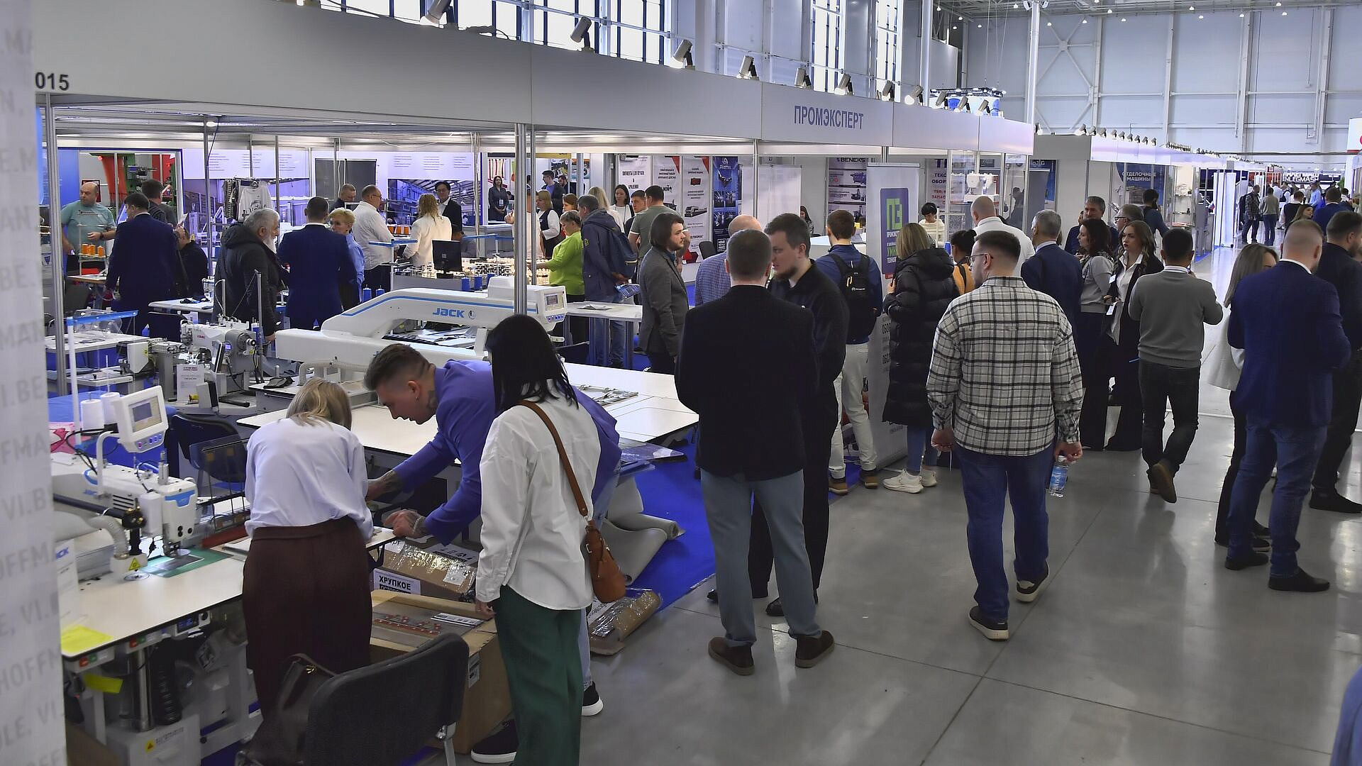 Выставка текстильной индустрии "ИНЛЕГМАШ-2026" открылась в Москве