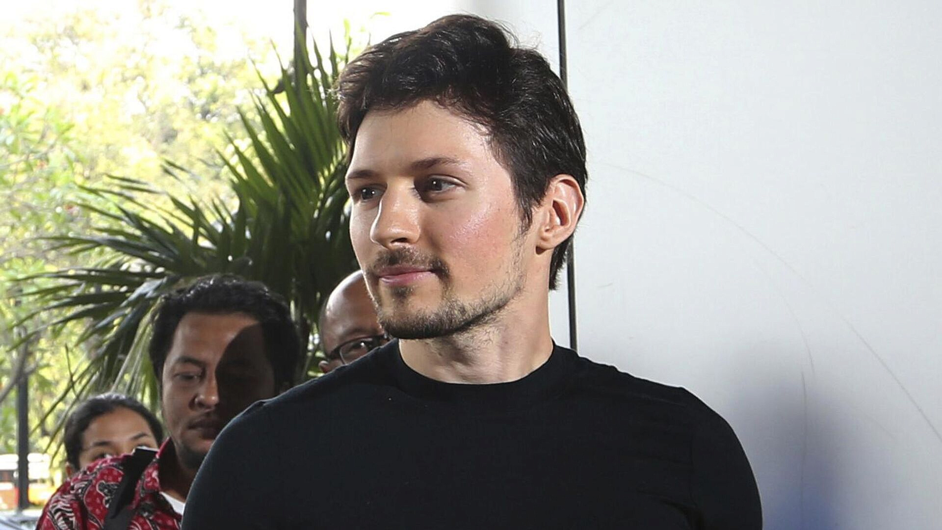 Депутат Журавлев посоветовали Дуров покинуть Францию