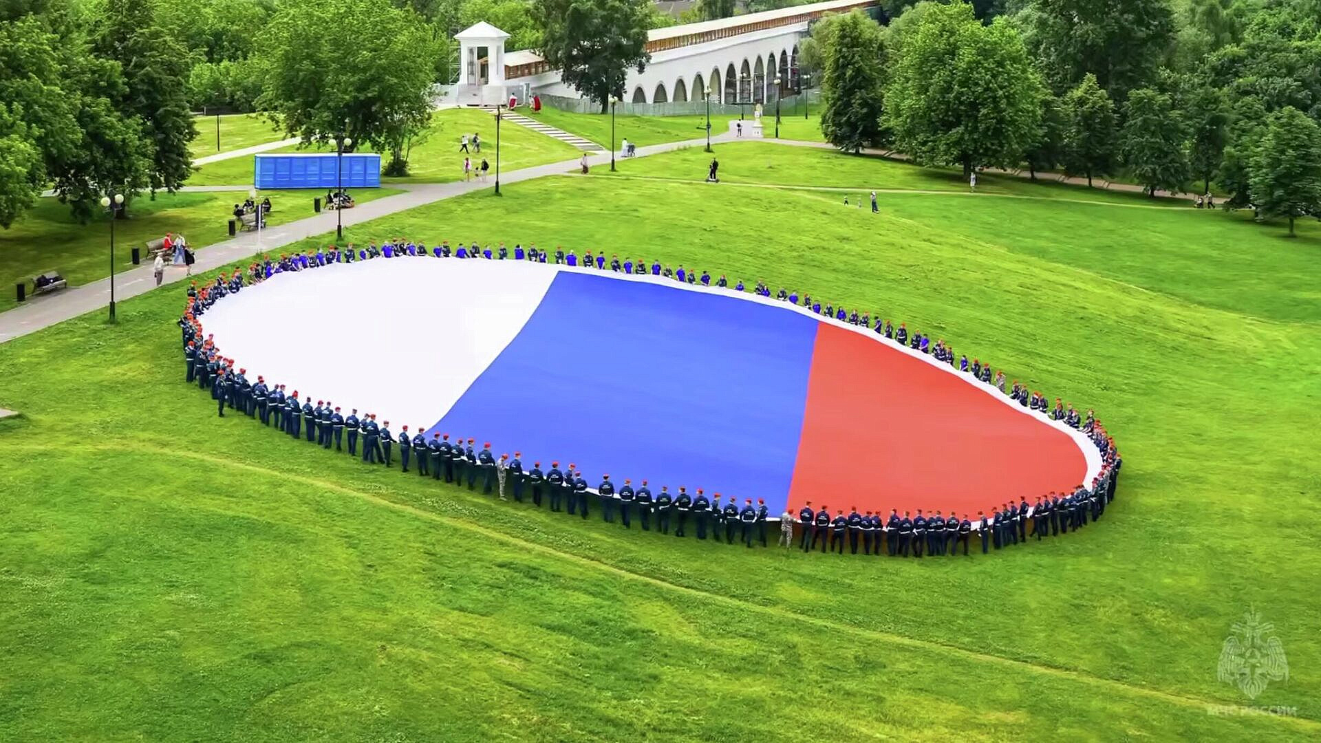 Курсанты МЧС развернули гигантский триколор в парке "Яуза" в Москве