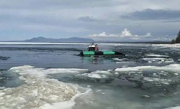 На месте опрокидывания аэролодки на Байкале работают 30 спасателей