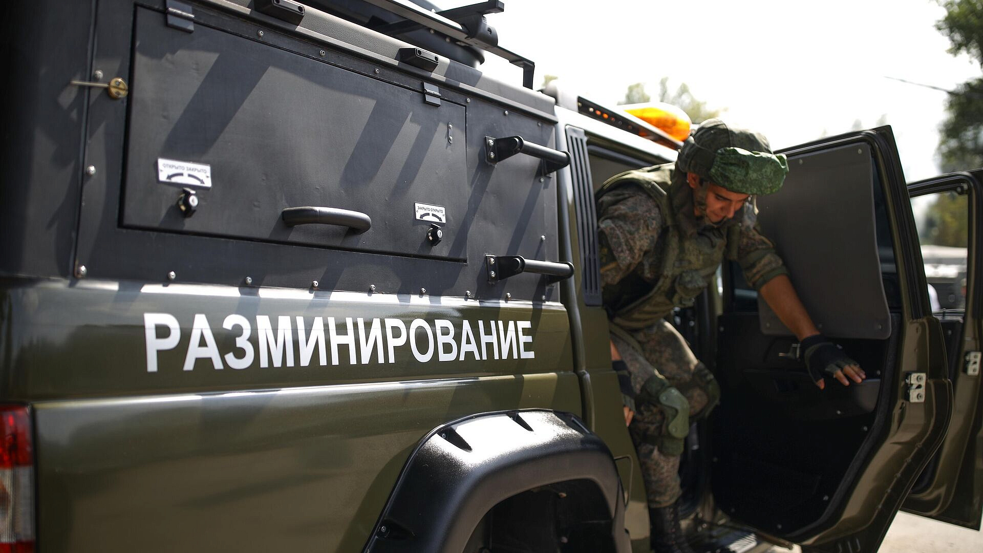В Ленинградской области проводят разминирование участка дороги