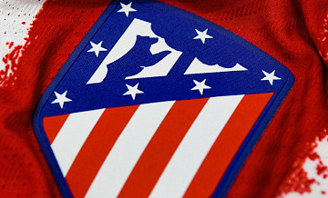 Фанаты "Барселоны" разбили стекло автобуса "Атлетико", пишут СМИ