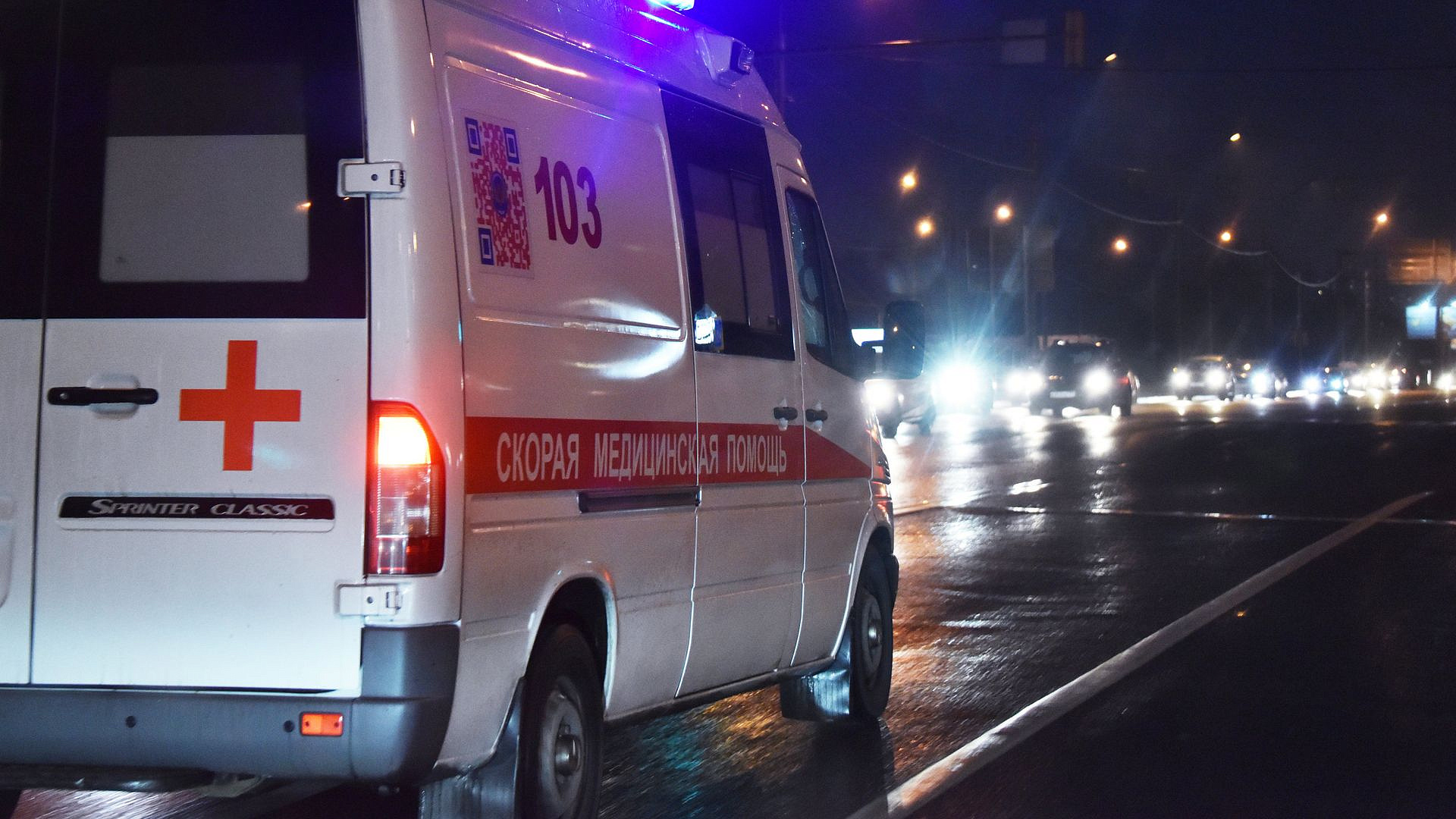 В Москве легковушка столкнулась с автомобилем скорой помощи