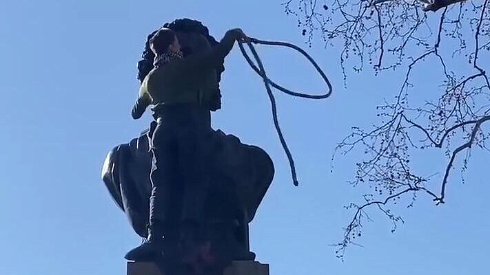 В Одессе вандалы набросили петлю на памятник Пушкину