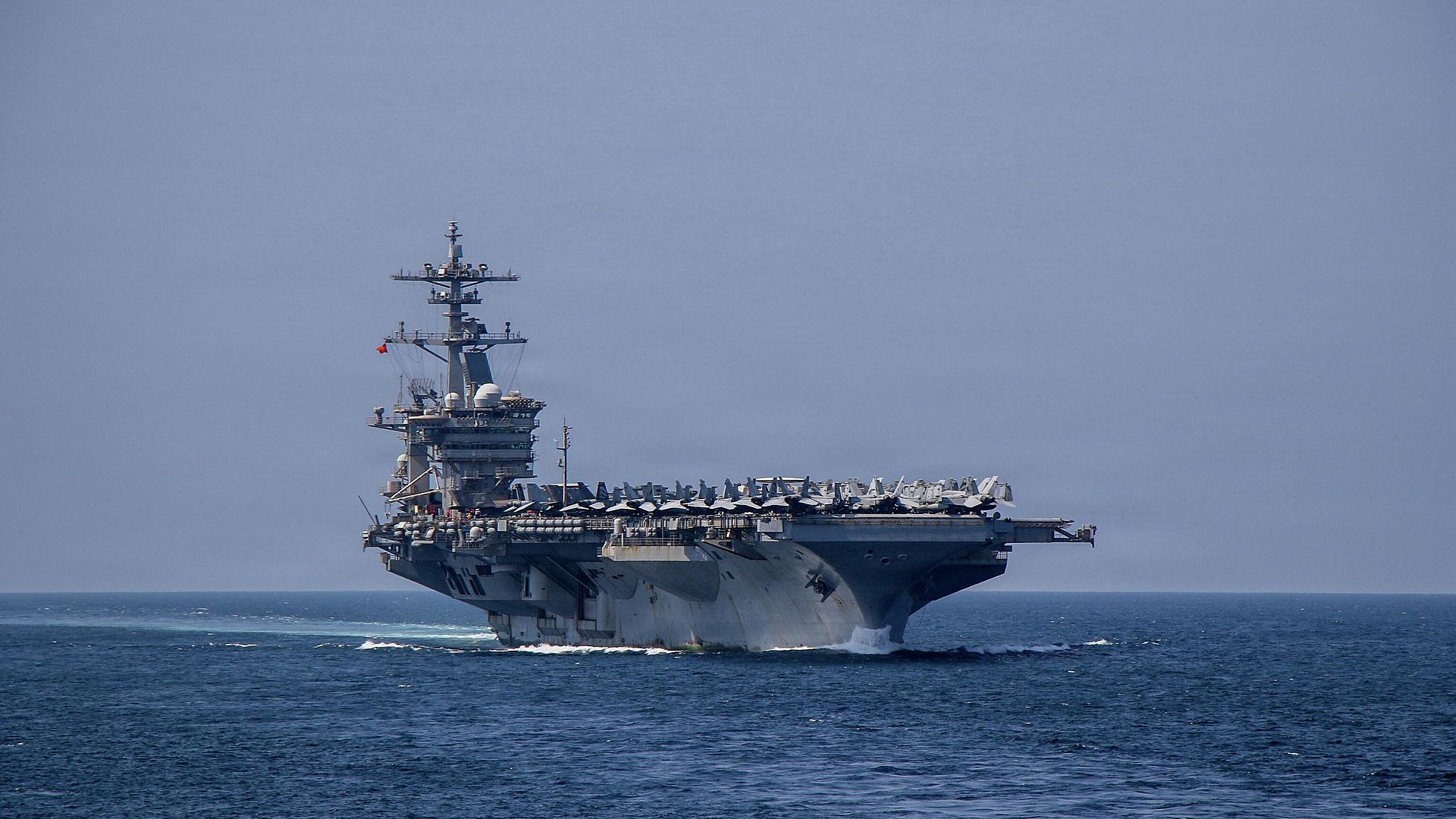 Несколько военных на USS Abraham Lincoln пытались выпрыгнуть за борт