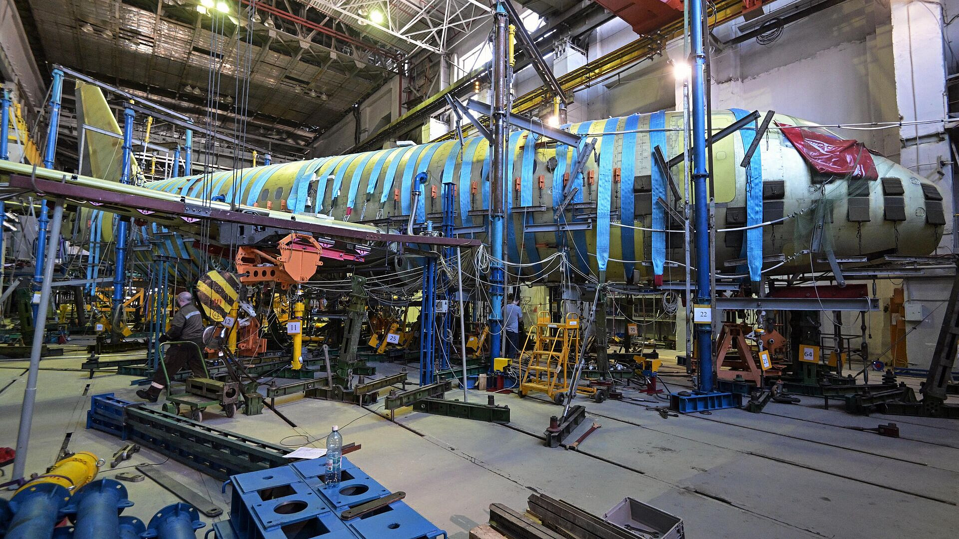 Россия готова сотрудничать с Китаем по созданию самолета, заявил Мантуров