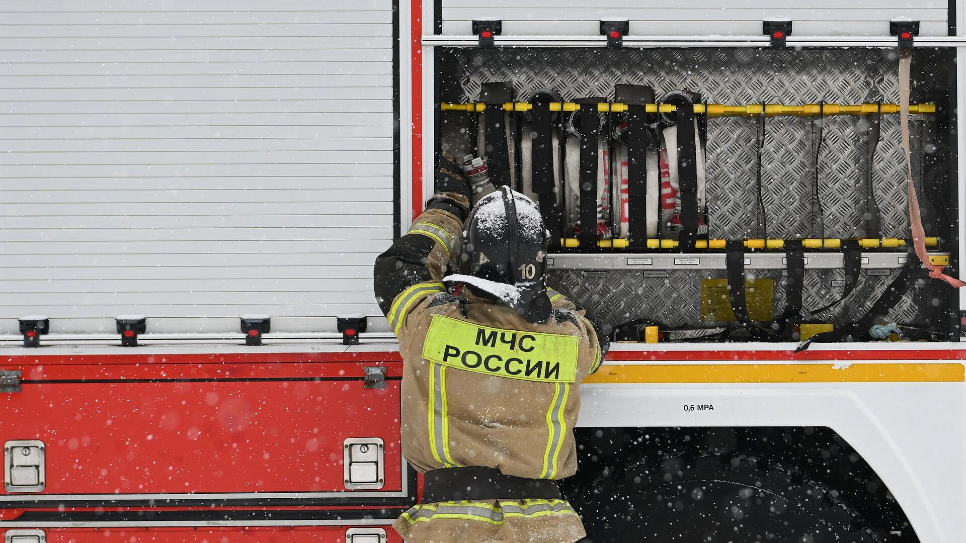 В Ростовской области тушат крупный пожар на промышленном объекте