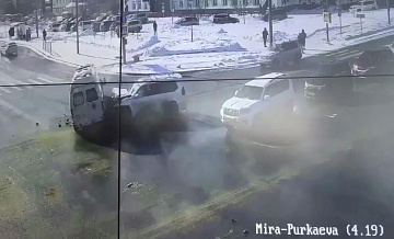 В Южно-Сахалинске столкнулись карета скорой помощи и внедорожник