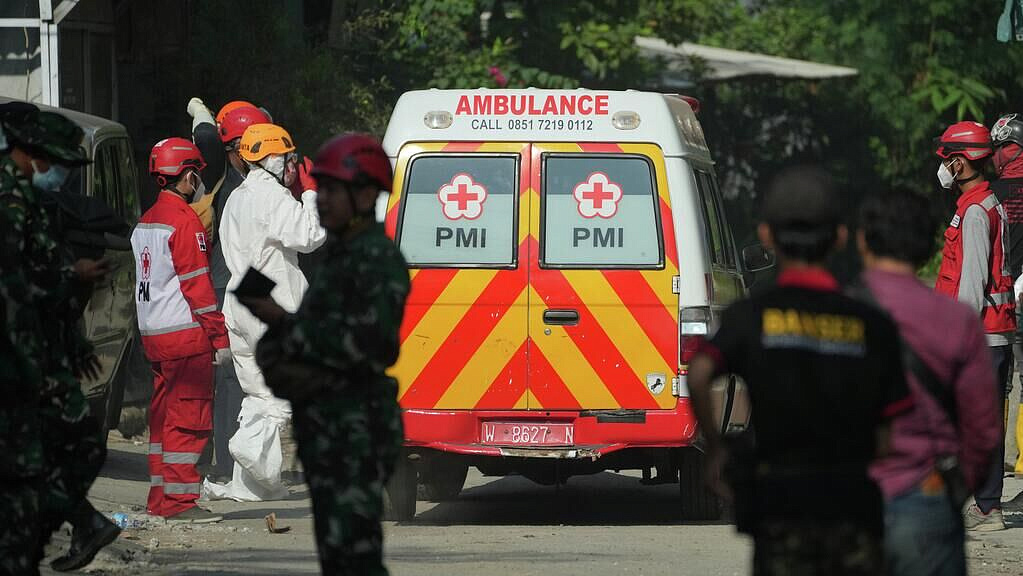 Число жертв столкновения поездов в Индонезии возросло до пяти