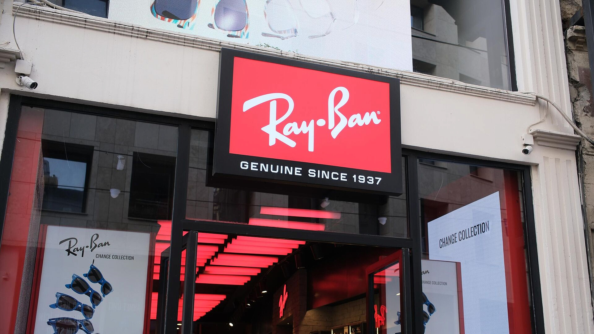 Luxottica Group      Ray-Ban  