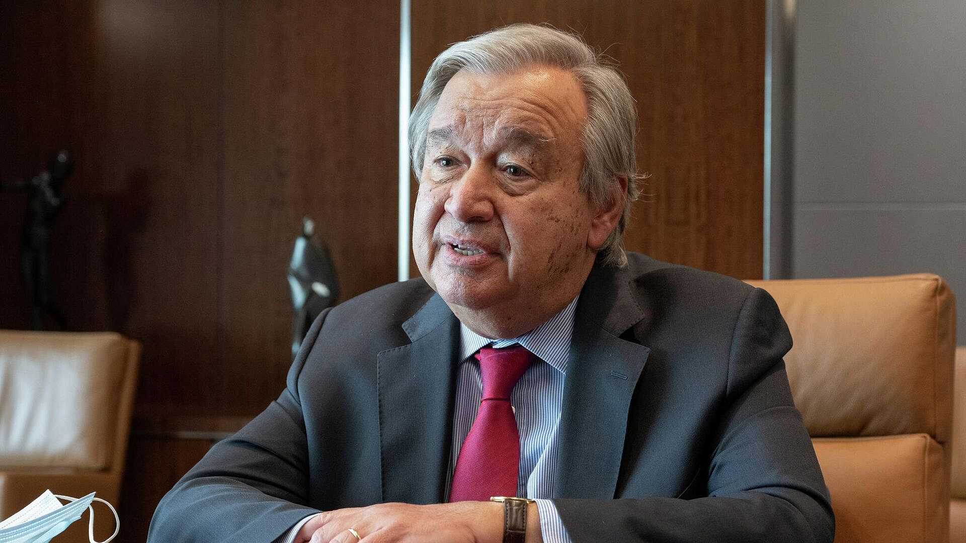 Генсек ООН пригласил папу Римского посетить организацию