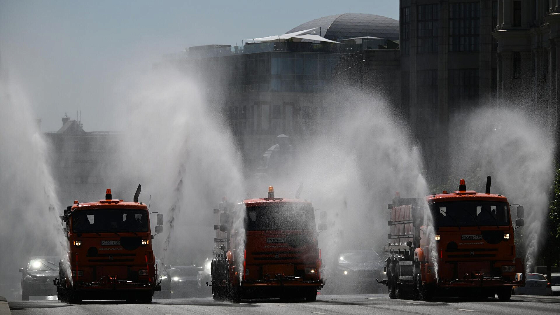 В Москве в жару проводят дополнительный полив дорог
