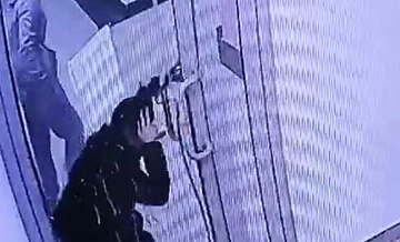 В Казани мужчина выбил головой девушки стекло двери в подъезде