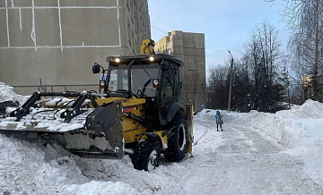 В Чебоксарах снегоуборочный трактор ковшом разбил голову женщине