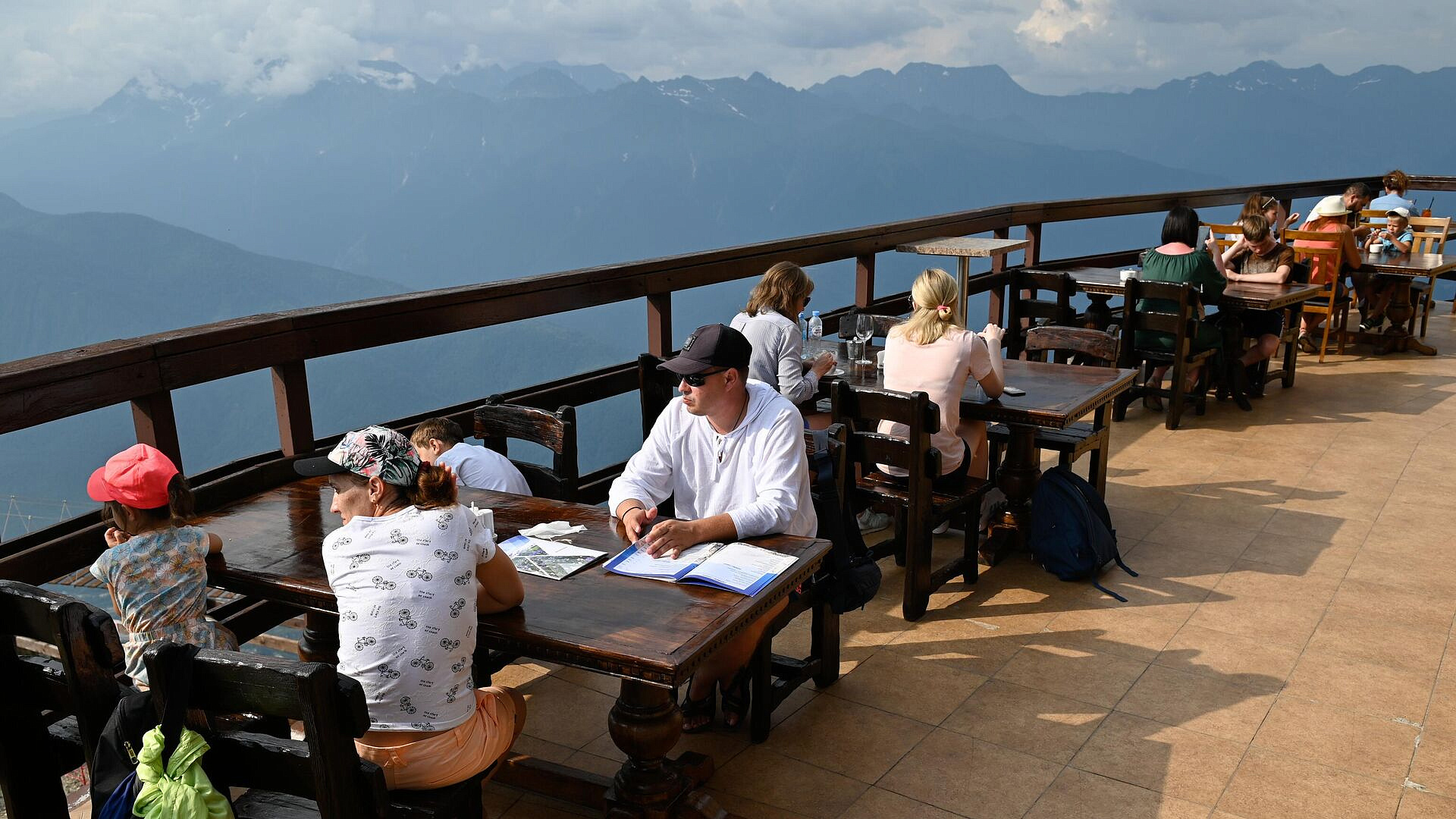 Чернышенко призвал сохранить рост турпотока по России