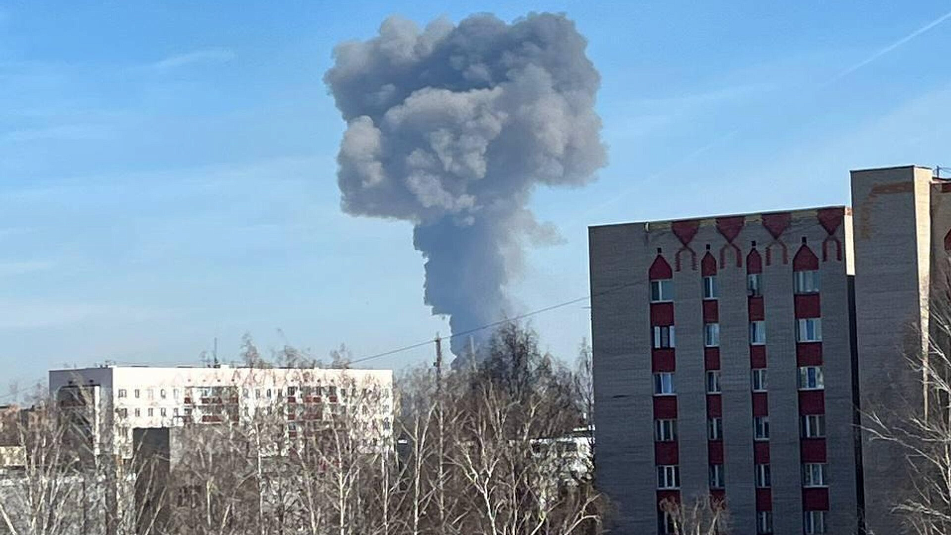 При пожаре в промзоне Нижнекамска пострадали, предварительно, 13 человек