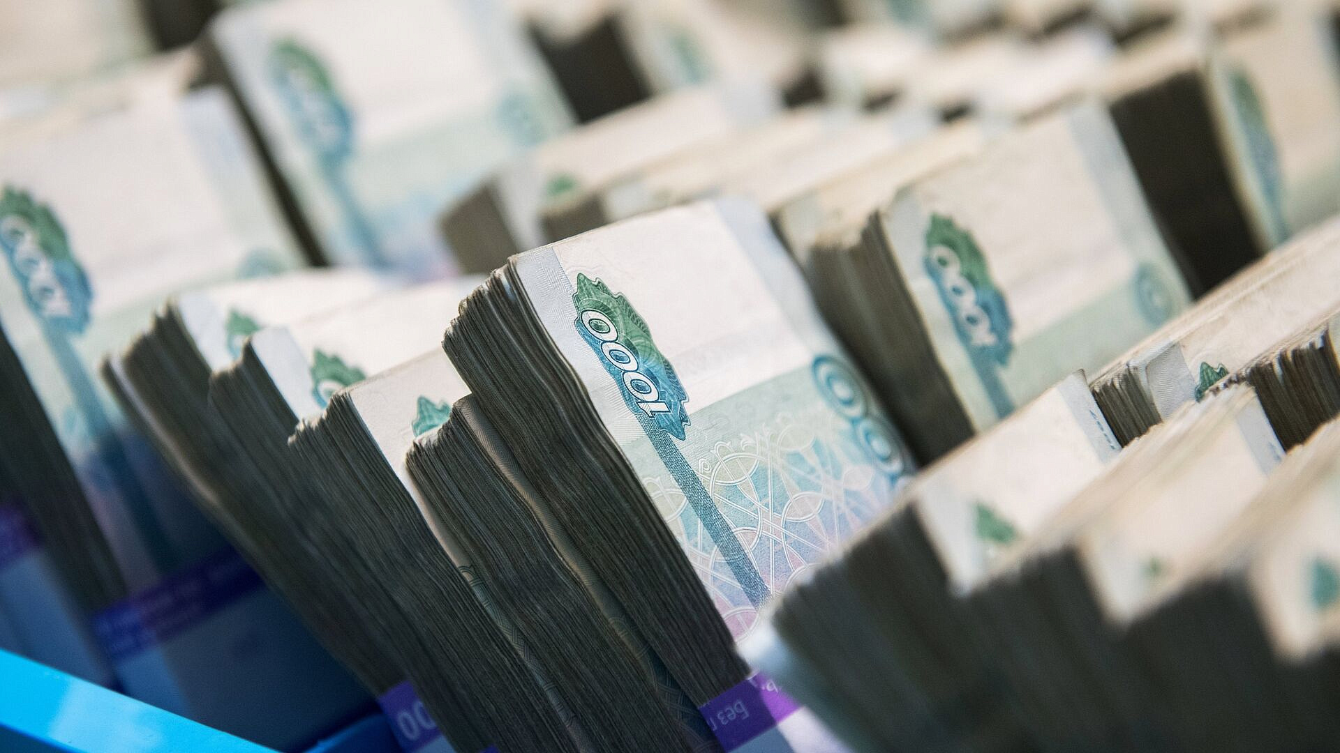 Разница между зарплатами мужчин и женщин достигла почти 40 тысяч рублей