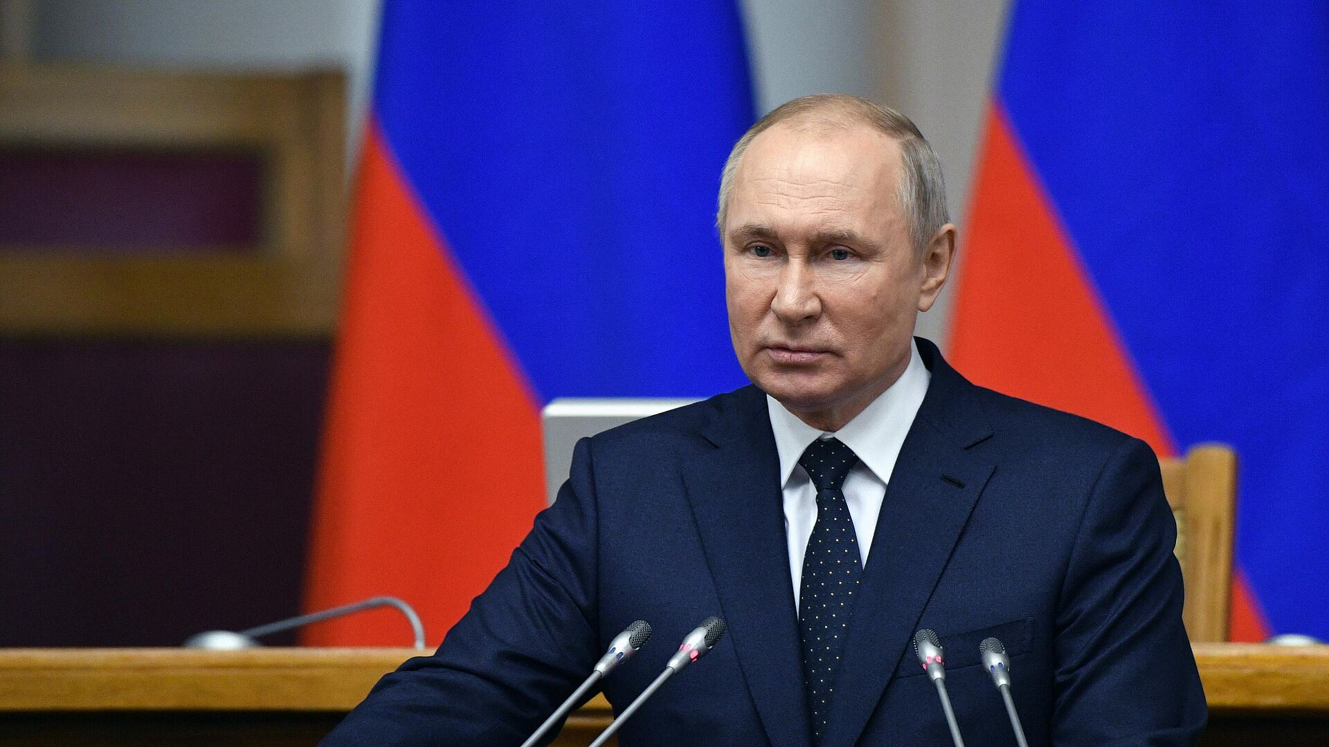 Песков объяснил слова Путина о зацикливании на запретах