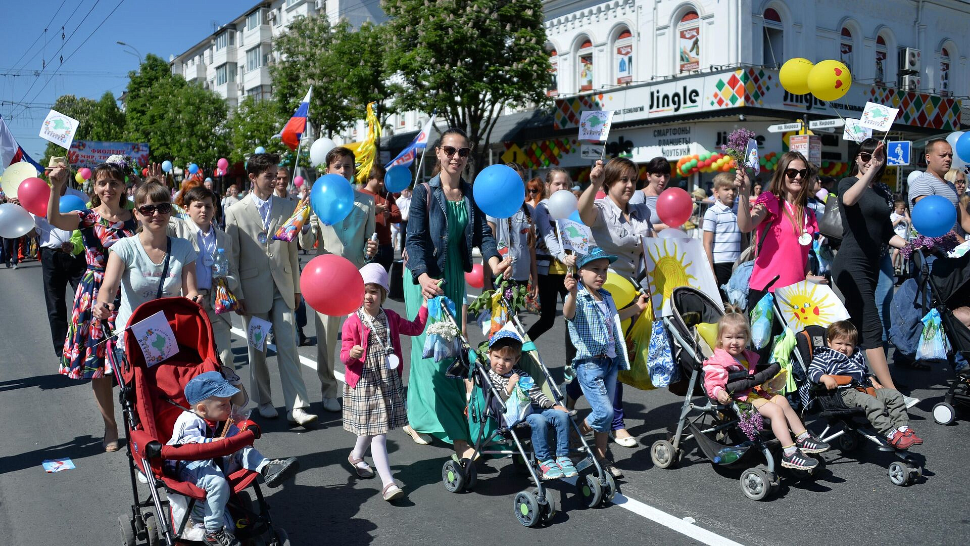 Юрист предупредил о штрафах за неправильное вывешивание флагов