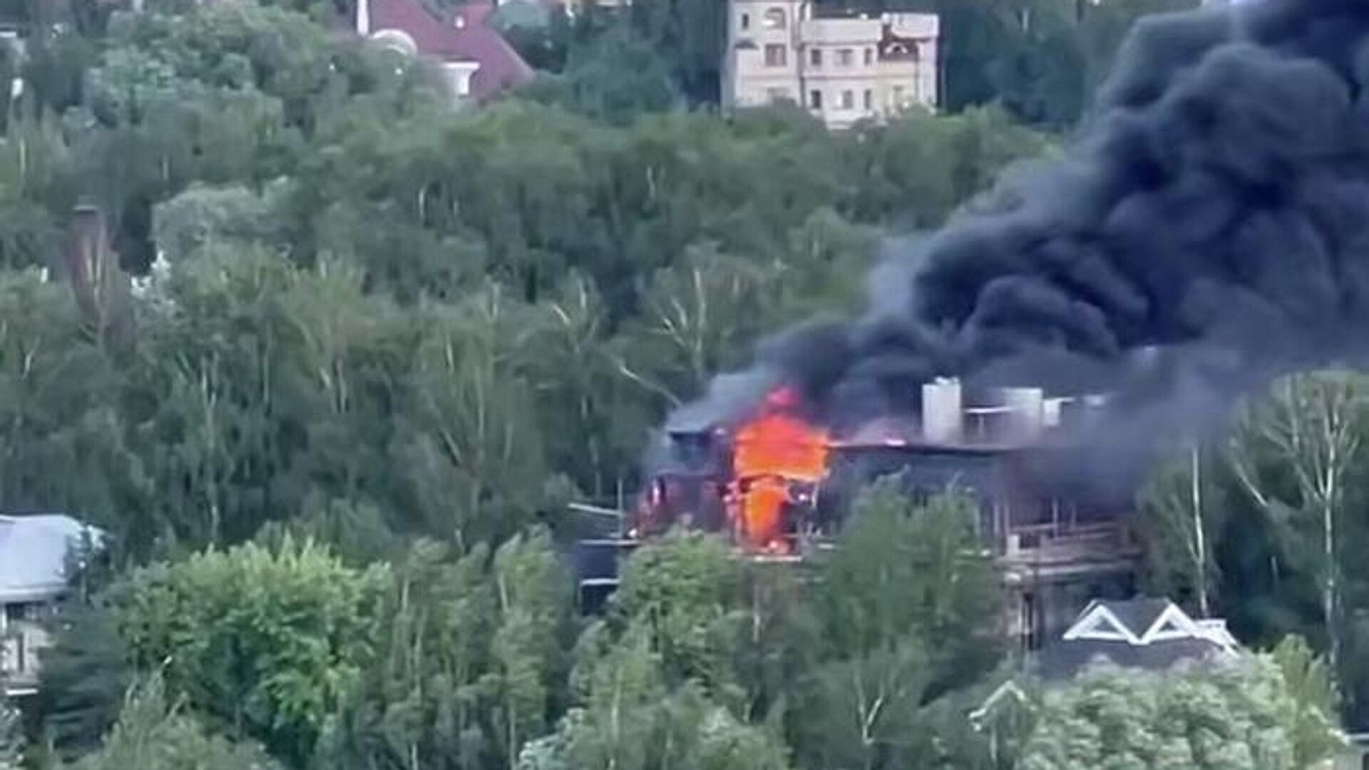 В Красногорске площадь пожара в доме достигла 600 квадратных метров