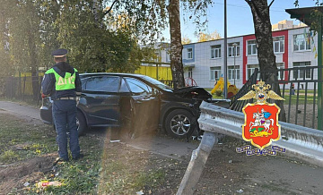 В Подмосковье водитель Lexus врезался в забор детсада