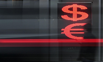 Россияне штурмуют обменники из-за падения курса доллара, сообщили СМИ