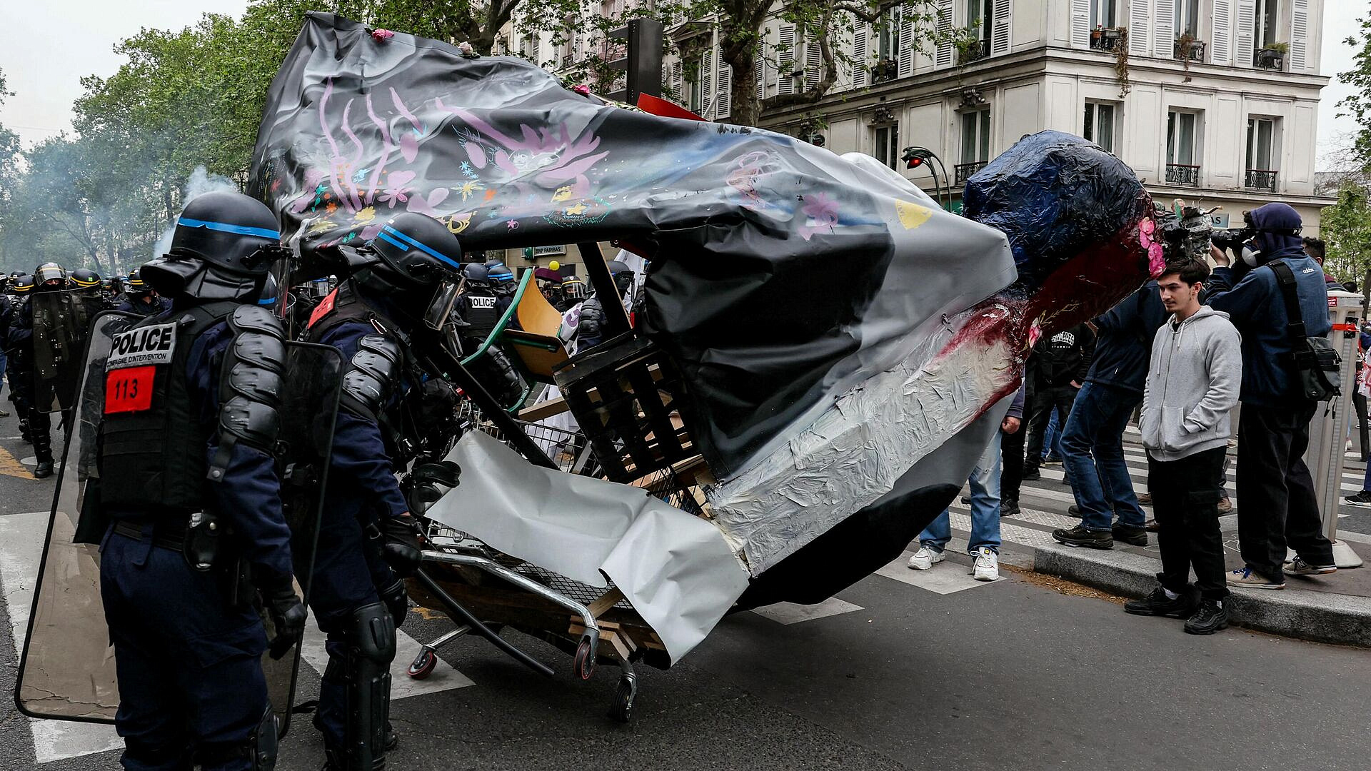 На первомайской акции в Париже полицию забросали кирпичами и сожгли фургон